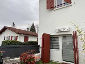 Charmant T1 bis à Cambo-les-Bains avec terrasse, proche des thermes, pour 2 personnes - FR-1-495-94